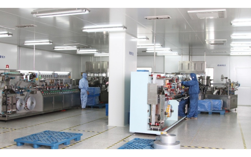 哥伦比亚客户购买我司新研发的全自动高速注肩机和双支贴膜旋盖机