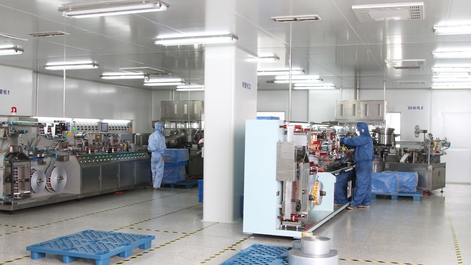 哥伦比亚客户购买我司新研发的全自动高速注肩机和双支贴膜旋盖机